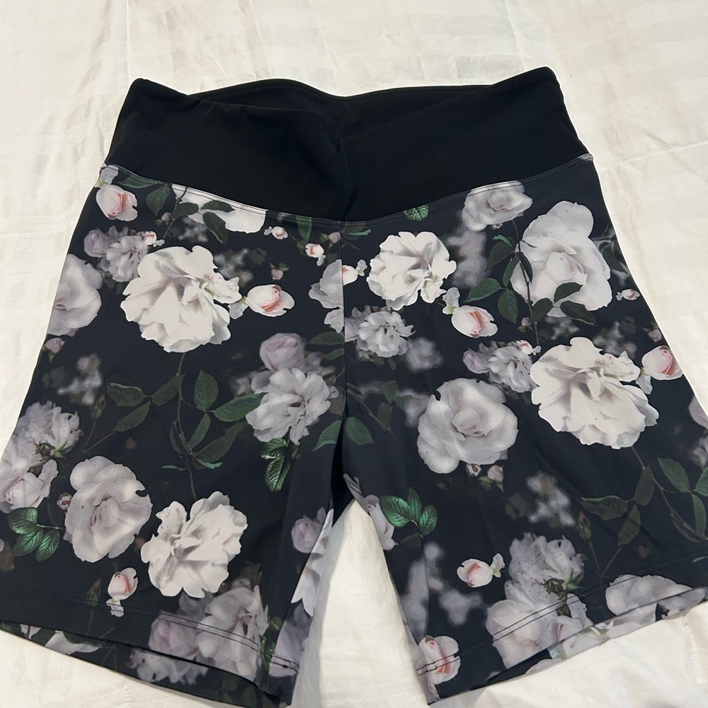 Floral High-Rise Bike Shorts - Black with White/Gray Roses